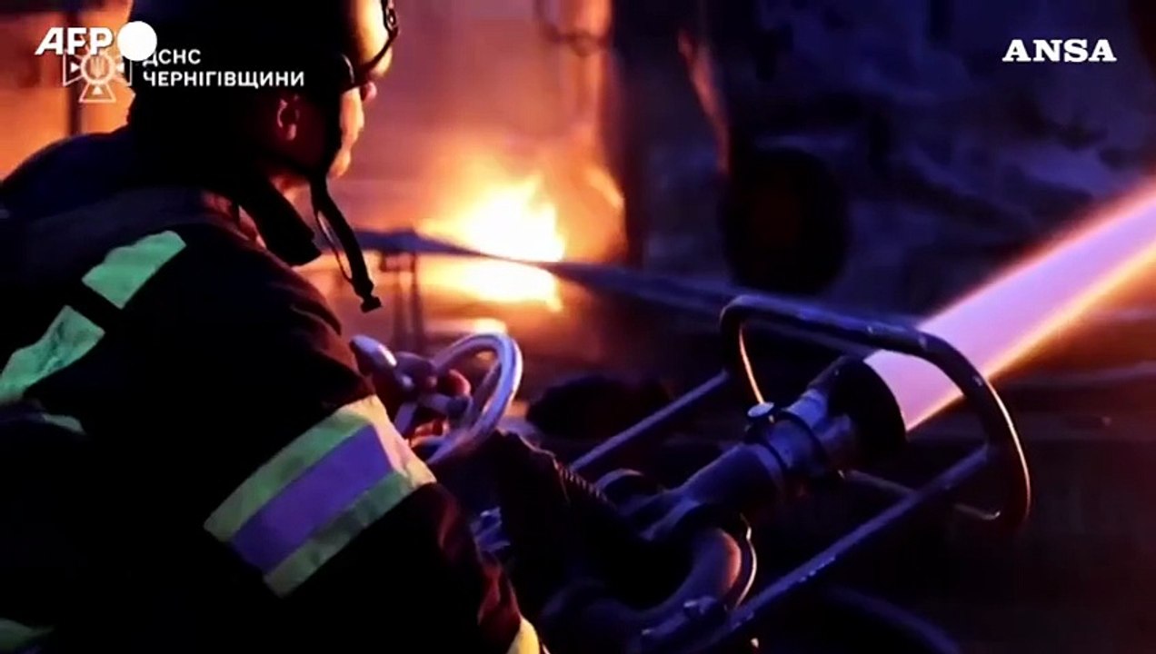 Ucraina, nella notte incendi nel nord del Paese dopo gli attacchi russi: morti e feriti