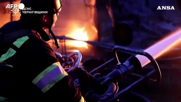 Ucraina, nella notte incendi nel nord del Paese dopo gli attacchi russi: morti e feriti