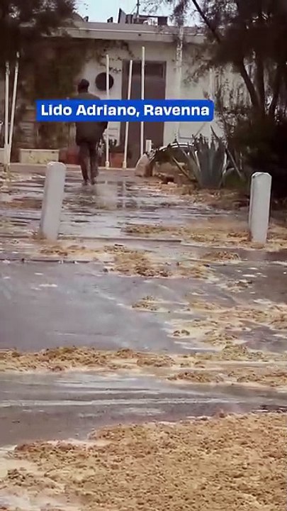 "Mareggiata del 5 Ottobre: Raffiche di Bora e Onde Inondano la Riviera Romagnola"