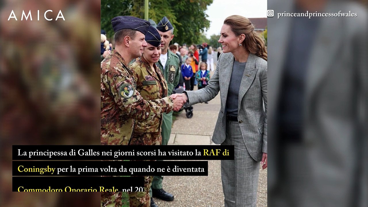 Kate Middleton sulla scaletta d’aereo con i tacchi a spillo: il video è virale