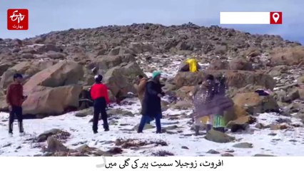 کشمیر کے بالائی علاقوں میں برفباری، سیاح محظوظ