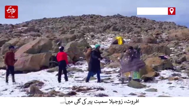 کشمیر کے بالائی علاقوں میں برفباری، سیاح محظوظ