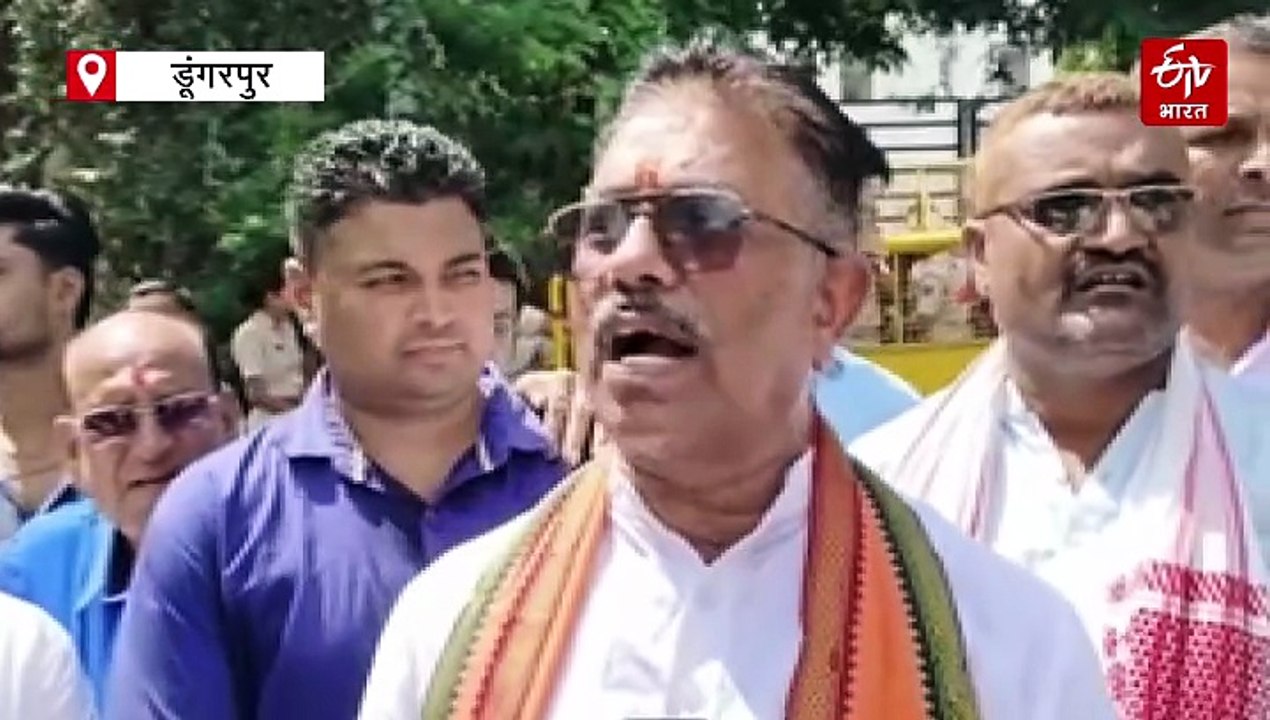 डूंगरपुर में दो युवकों पर हमले के विरोध में प्रदर्शन, कलेक्ट्रेट पर धरना