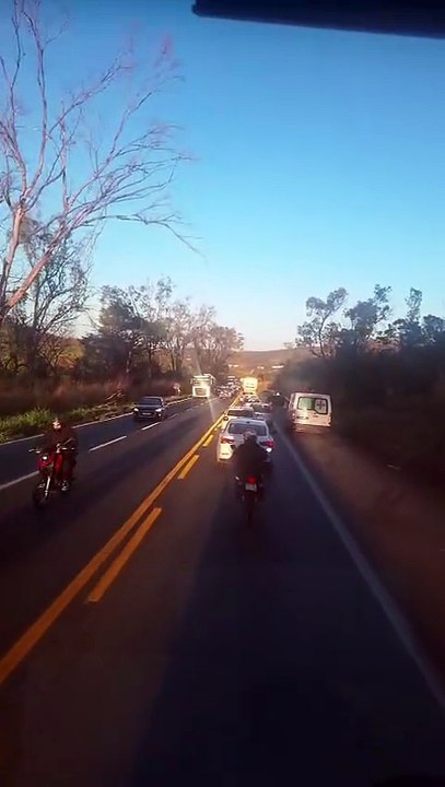 Acidente entre três veículos na BR-381