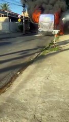 Ônibus pega fogo na Grande BH