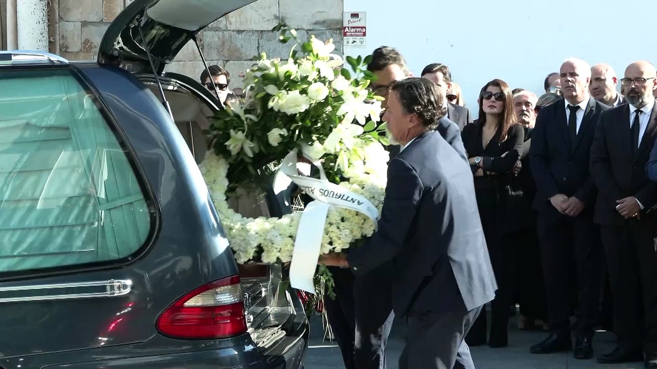 Multitudinaria despedida a Fernández Vara en un funeral inundado de aplausos y emoción