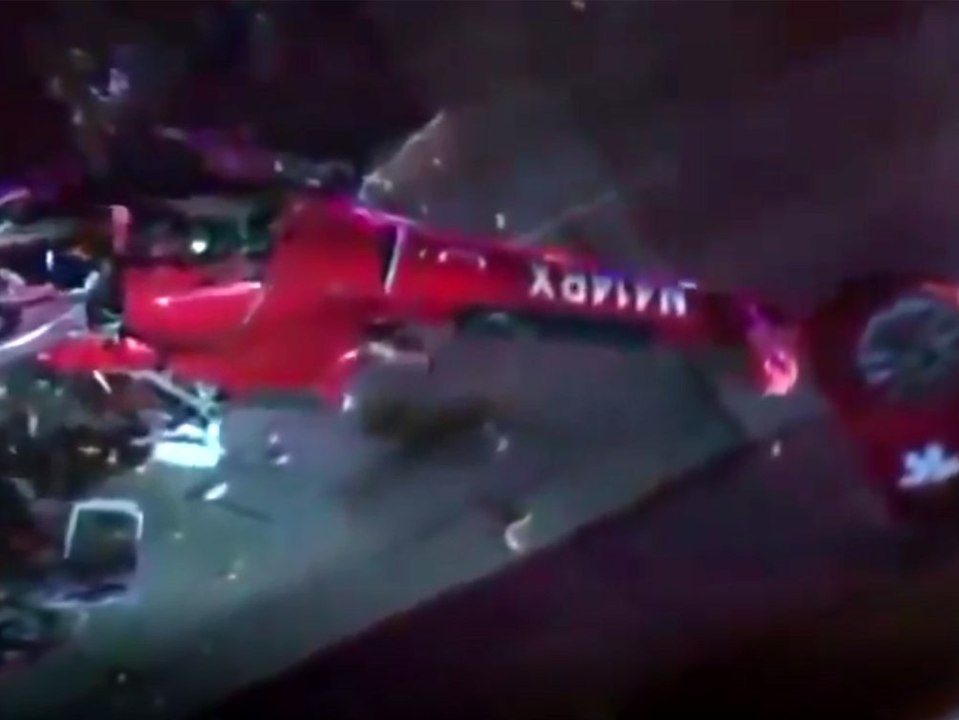 Rettungshubschrauber stürzt über Autobahn ab