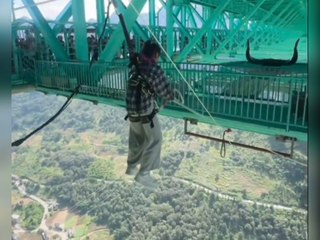 Höhenrausch in China: Bungee-Jumping von der Huajiang-Brücke