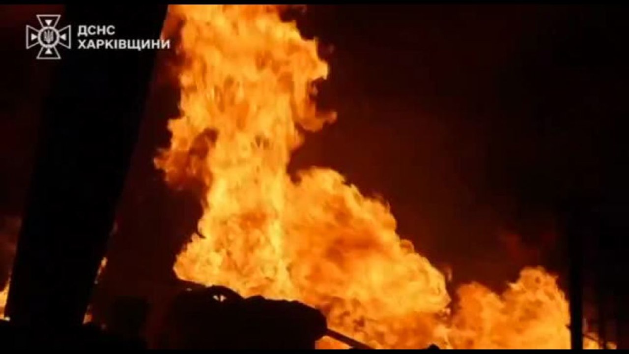 Un attacco di droni russi provoca un vasto incendio a Kharkiv
