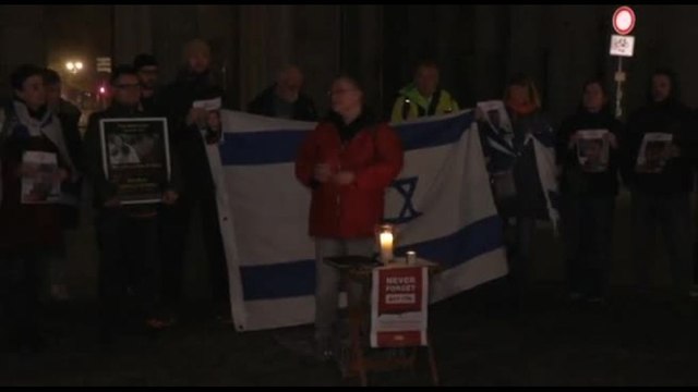 Berlino, centinaia ricordano il 7 ottobre alla Porta di Brandeburgo