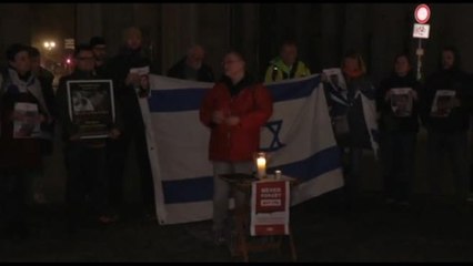 Berlino, centinaia ricordano il 7 ottobre alla Porta di Brandeburgo