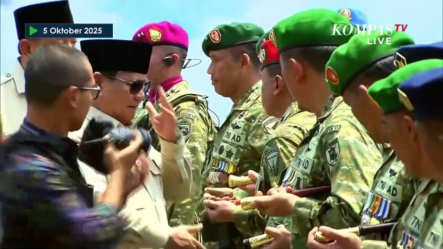 Detik-Detik Prajurit TNI Lari Dipanggil Seskab Teddy, Langsung Beri Hormat ke Presiden Prabowo