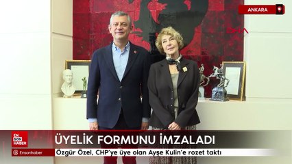 Özgür Özel, CHP'ye üye olan Ayşe Kulin'e rozet taktı