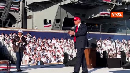 Trump fa la sua danza davanti ai marinai riuniti per il 250esimo anniversario della Marina americana