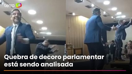 Vereadores são flagrados dançando em cima das mesas da Câmara Municipal de São Caetano do Sul (SP)