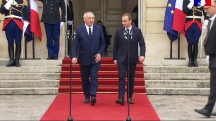 Dimite el primer ministro de Francia un día después de formar Gobierno