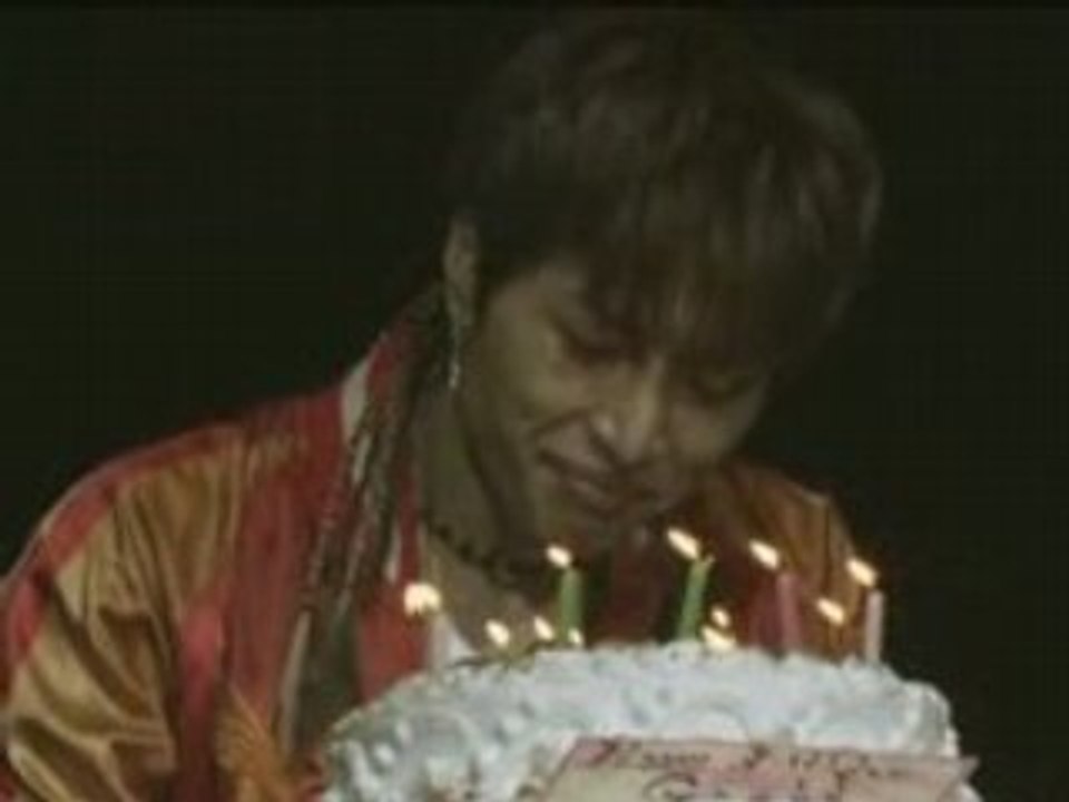 gackt  anniversaire surprise et il pleure