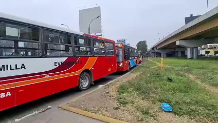 Caravana de buses se dirigen hacia el Congreso en medio del paro de transportistas.