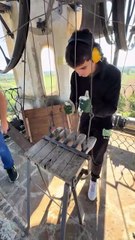 🔔 À Castelleone, près de Crémone avec @campanaro_gedochino , un jeune homme perpétue une tradition rare : il fait résonner les cloches à la force de ses bras.