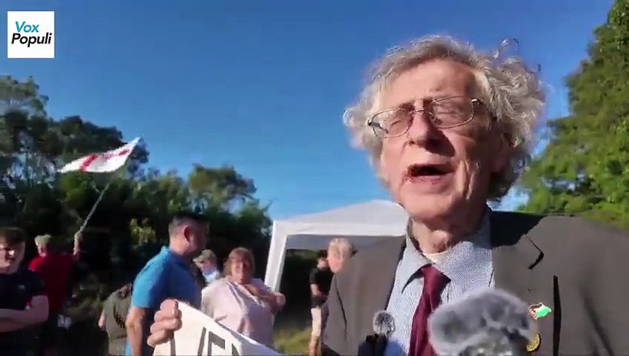 🇬🇧🚨 PIERS CORBYN, brother of JEREMY CORBYN, has arrived at the Bell MIGRANT...