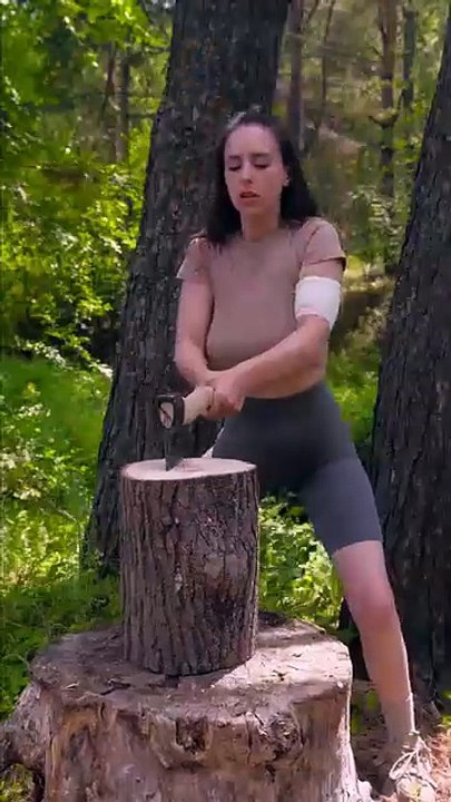 Skillful woman help you survive 🚣‍♀️