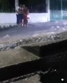 Tres jovencitas persiguen un 'pollo chuco' en una calle inundada en Cortés