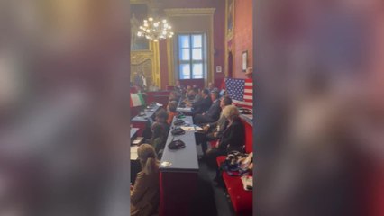 Bandiere in Consiglio comunale a Torino: bagarre e seduta sospesa