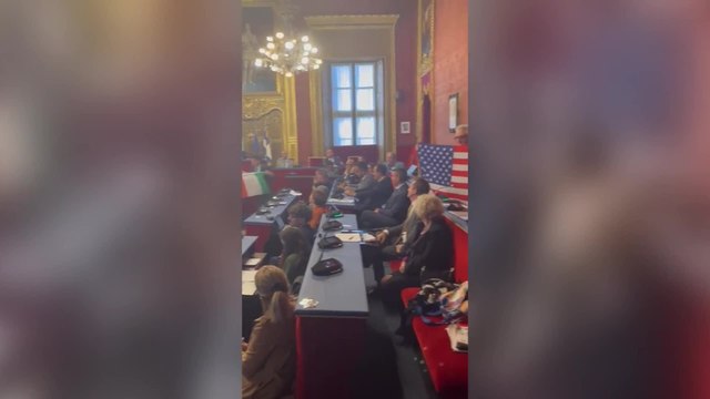 Bandiere in Consiglio comunale a Torino: bagarre e seduta sospesa