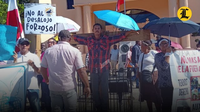 Protestan frente al Palacio Nacional contra los desalojos, en el Día de la Vivienda Digna