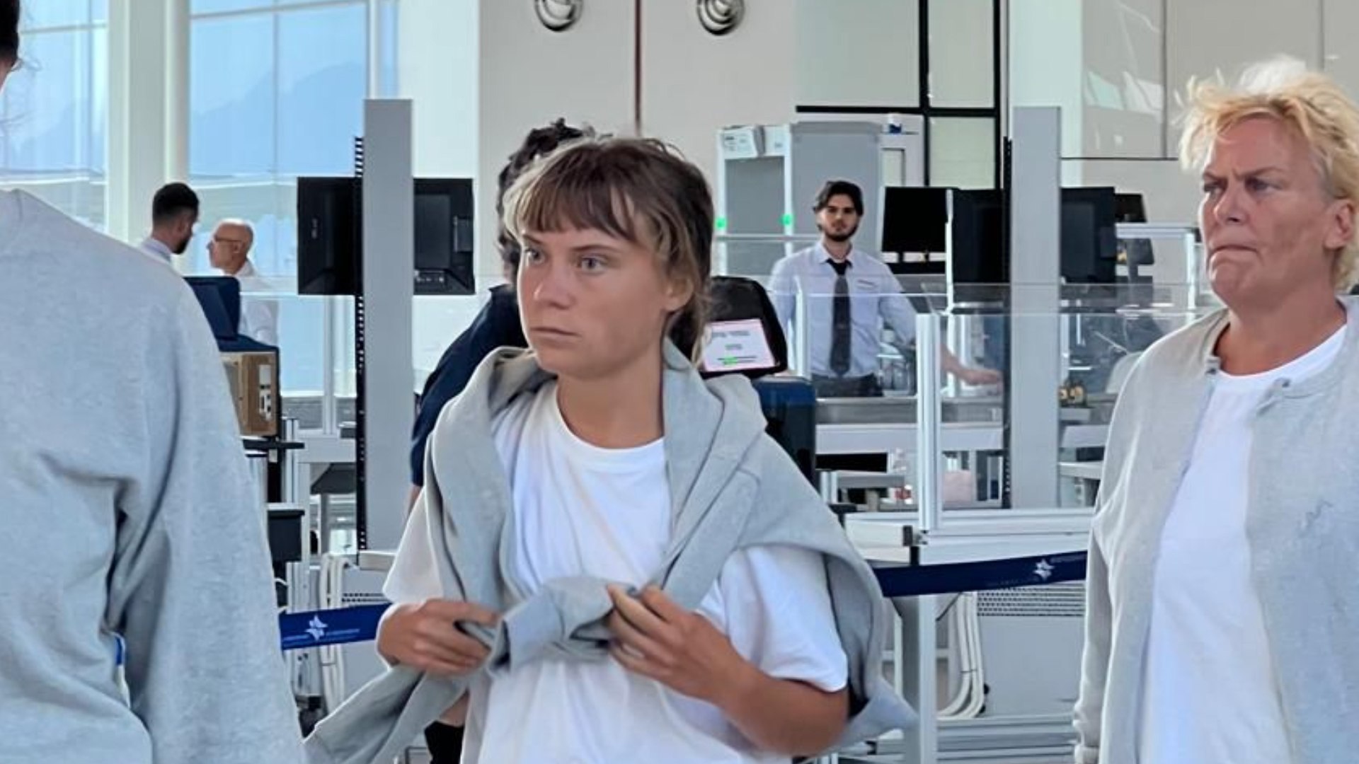 Greta Tunberg y otros activistas de la flotilla interceptada por Israel ya han llegado a Grecia. La activista ha hecho unas declaraciones a la prensa denunciando el genocidio en Gaza y la complicidad de la comunidad internacional. "Hay un genocidio delante de nuestros ojos, en directo. Nunca podremos decir que no lo sab�amos. Los estados tienen la obligaci�n bajo la legislaci�n internacional de prevenir, evitar o detener estos cr�menes de guerra. Pero no vemos que lo est�n haciendo. Deben acabar con su complicidad, detenerlo y dejar de enviar armas"