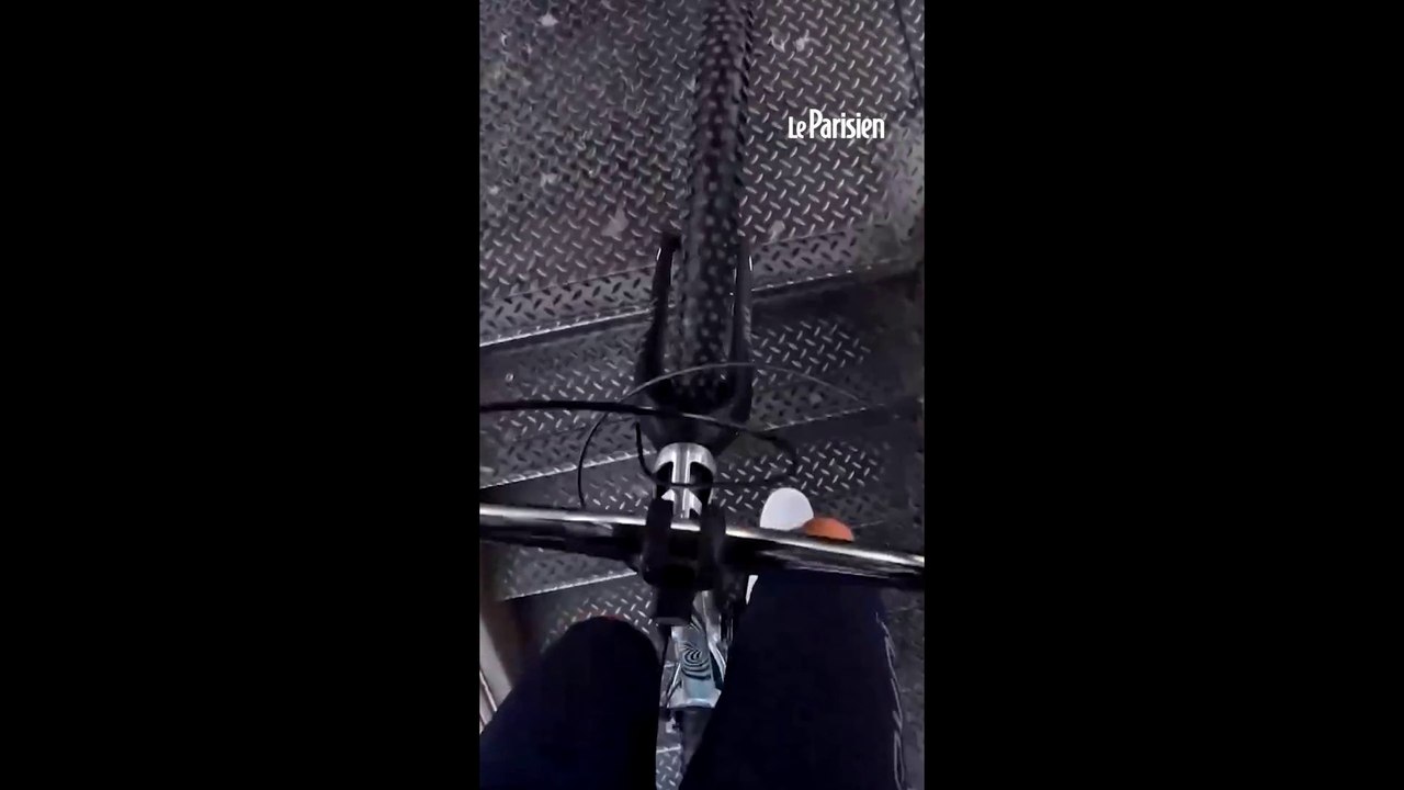 Il grimpe la tour Eiffel à vélo et bat un record