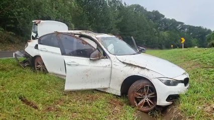 BMW 320i capota várias vezes após sair da pista na BR-163, em Cascavel