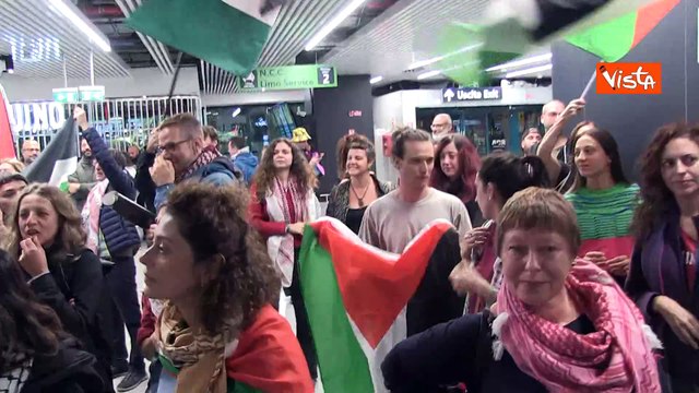 Flotilla, bandiere Palestinesi e canti in attesa del rientro degli attivisti a Fiumicino
