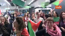 Flotilla, bandiere Palestinesi e canti in attesa del rientro degli attivisti a Fiumicino