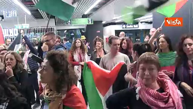 Flotilla, bandiere Palestinesi e canti in attesa del rientro degli attivisti a Fiumicino