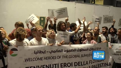 Gli attivisti della Flotilla arrivano a Malpensa in tuta grigia e numerati
