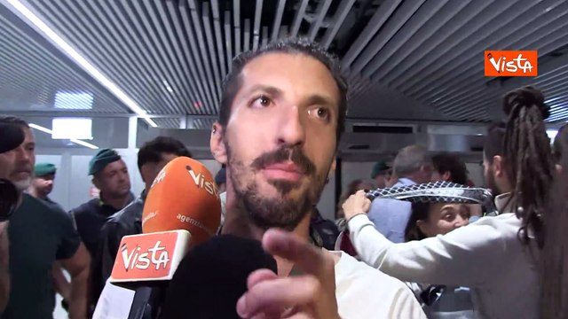 Flotilla, abbracci per gli attivisti con amici e familiari al rientro a Fiumicino