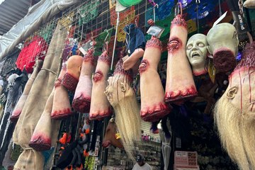 Piernas, cabezas y sangre falsa: la tienda en Monterrey que tiene todo para un Halloween aterrador