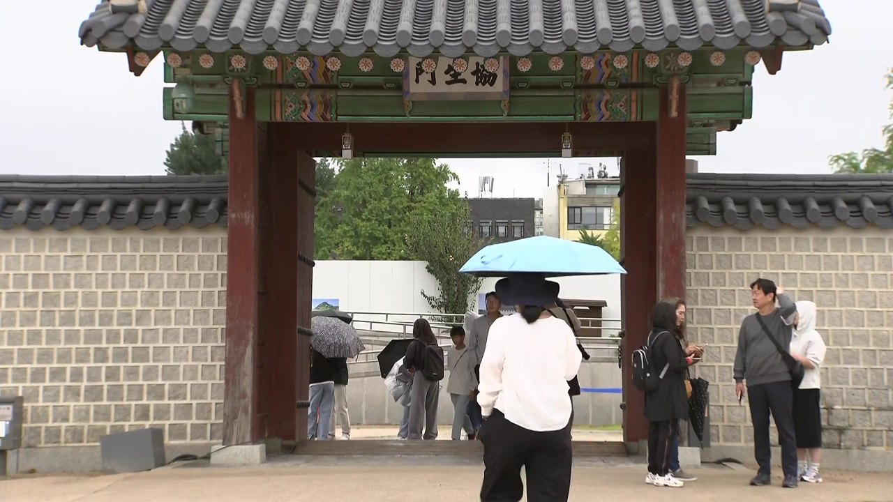 [날씨] 귀경길, 흐리고 비...도심 속 고궁 찾은 시민들 / YTN