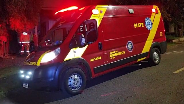 Mulher dá soco no vidro da janela, se corta e é socorrida pelo Siate no Bairro Santa Felicidade