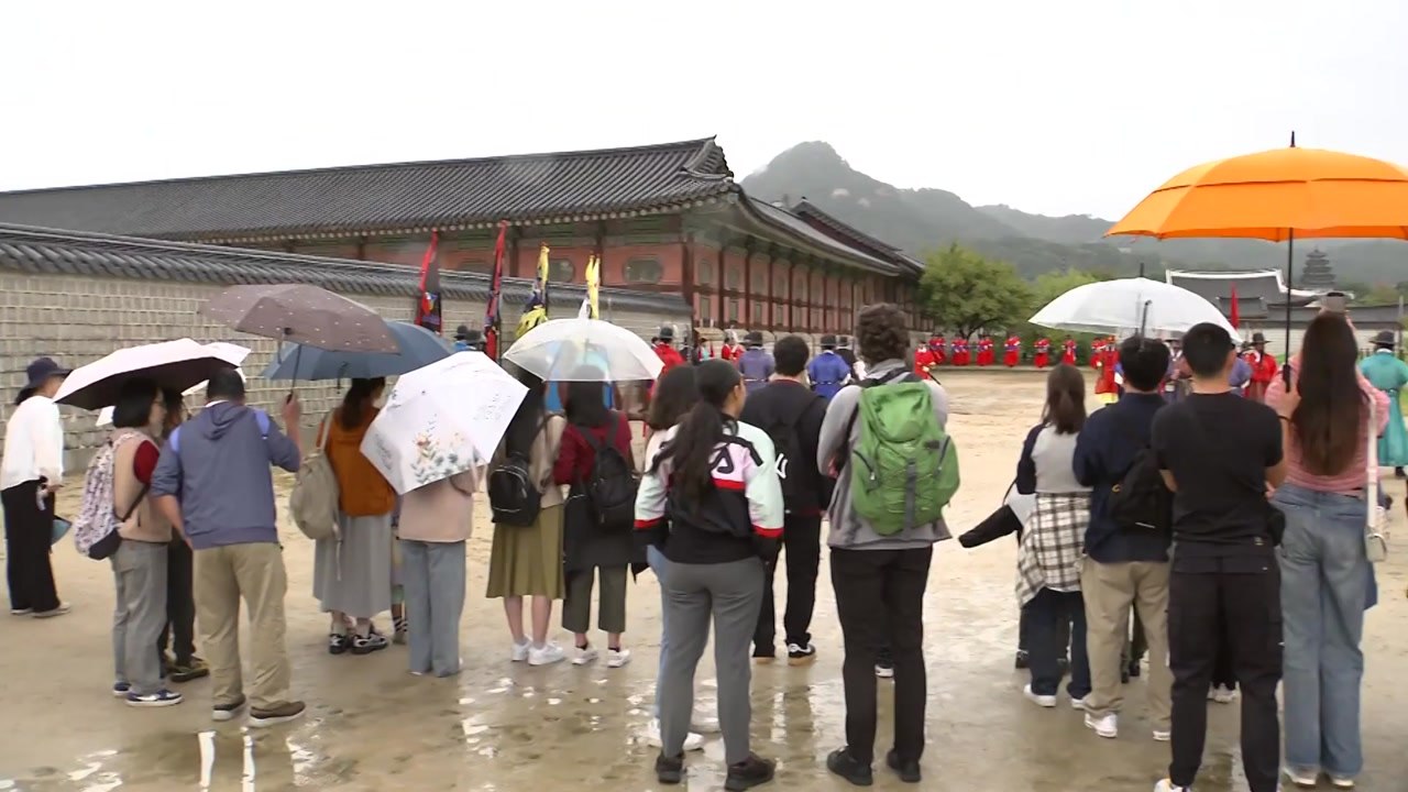 [날씨] 귀경길, 전국 비·해상엔 풍랑...도심 속 고궁 나들이 / YTN