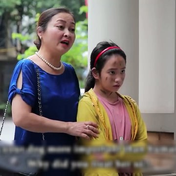 Khinh Thường Bé Gái Ăn Xin Không Bằng Cún Cưng, Gái xinh nhận cái kết đắng