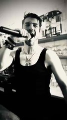 Sylvain Binetti chante « Allumer le feu » de Johnny Hallyday