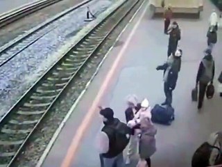 En Russie, à Tioumen, un homme trébuche, tombe sous un train… et survit.