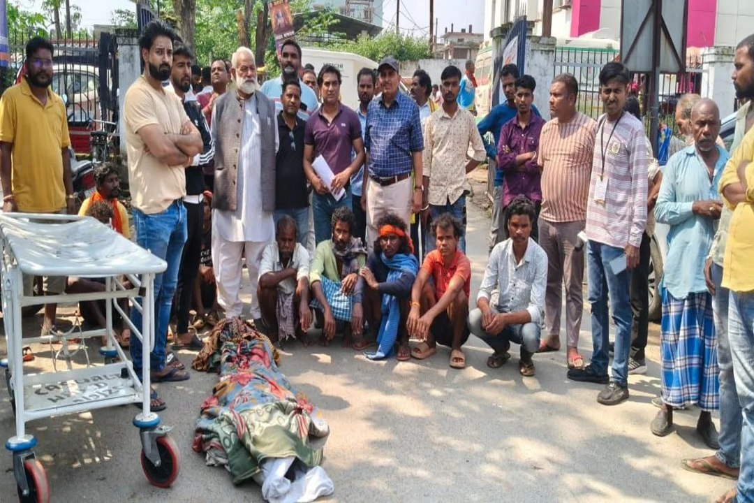 घायल पहाड़ी कोरवा युवक को 26 घंटे बाद मिला एंबुलेंस, रायपुर में डॉक्टरों ने घोषित किया मृत, शव रखकर प्रदर्शन