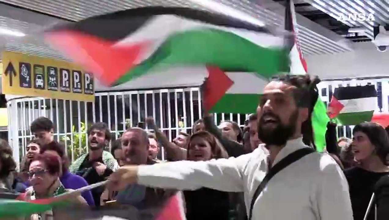 Flotilla, cori e abbracci a Roma per gli ultimi italiani liberati in Israele