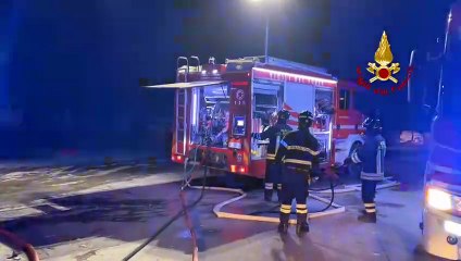 Devastante incendio in un capannone edile a Montefalco, il video