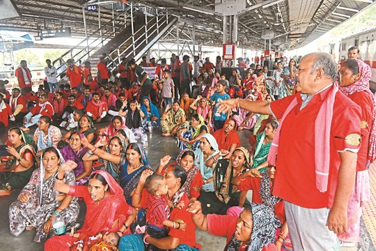 रायपुर के रेलवे स्टेशन में कुलियों की हड़ताल