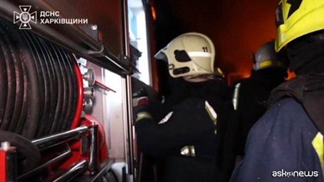Un attacco di droni russi provoca un vasto incendio a Kharkiv
