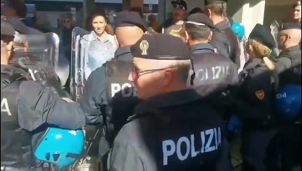 Massa, tour elettorale di Salvini: alcuni contestatori contenuti dalla polizia